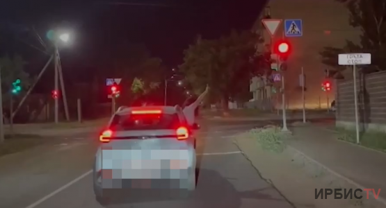 Из-за девушки, высунувшейся в окно авто, водитель получил штраф в Павлодаре